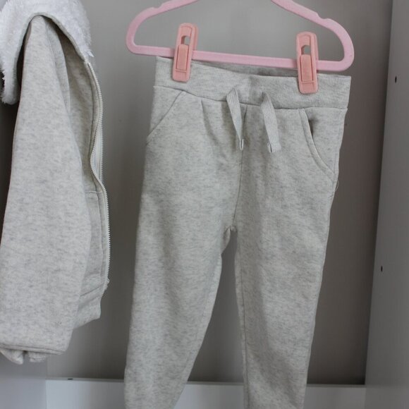 Toddler Girl 2 piece set - Picture 2 of 8